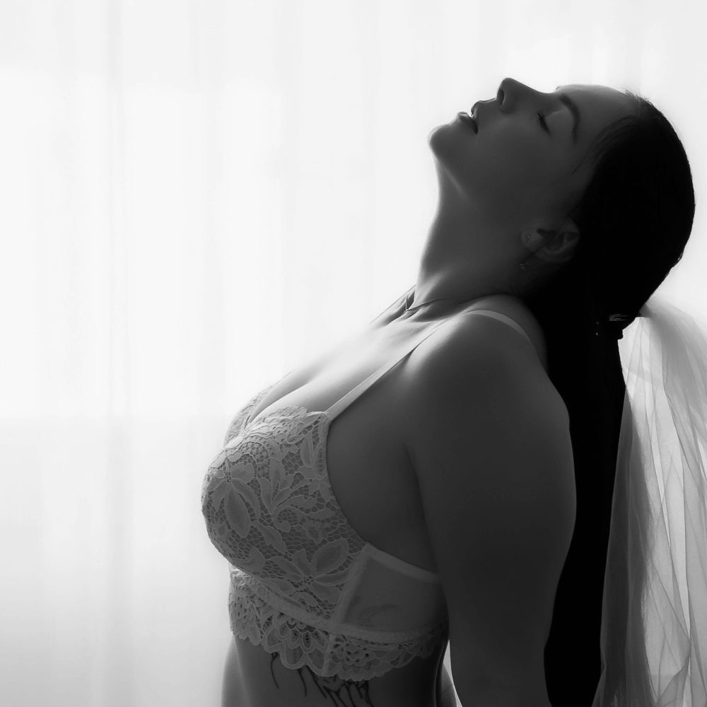 bruids boudoir shoot in witte lingerie en sluier