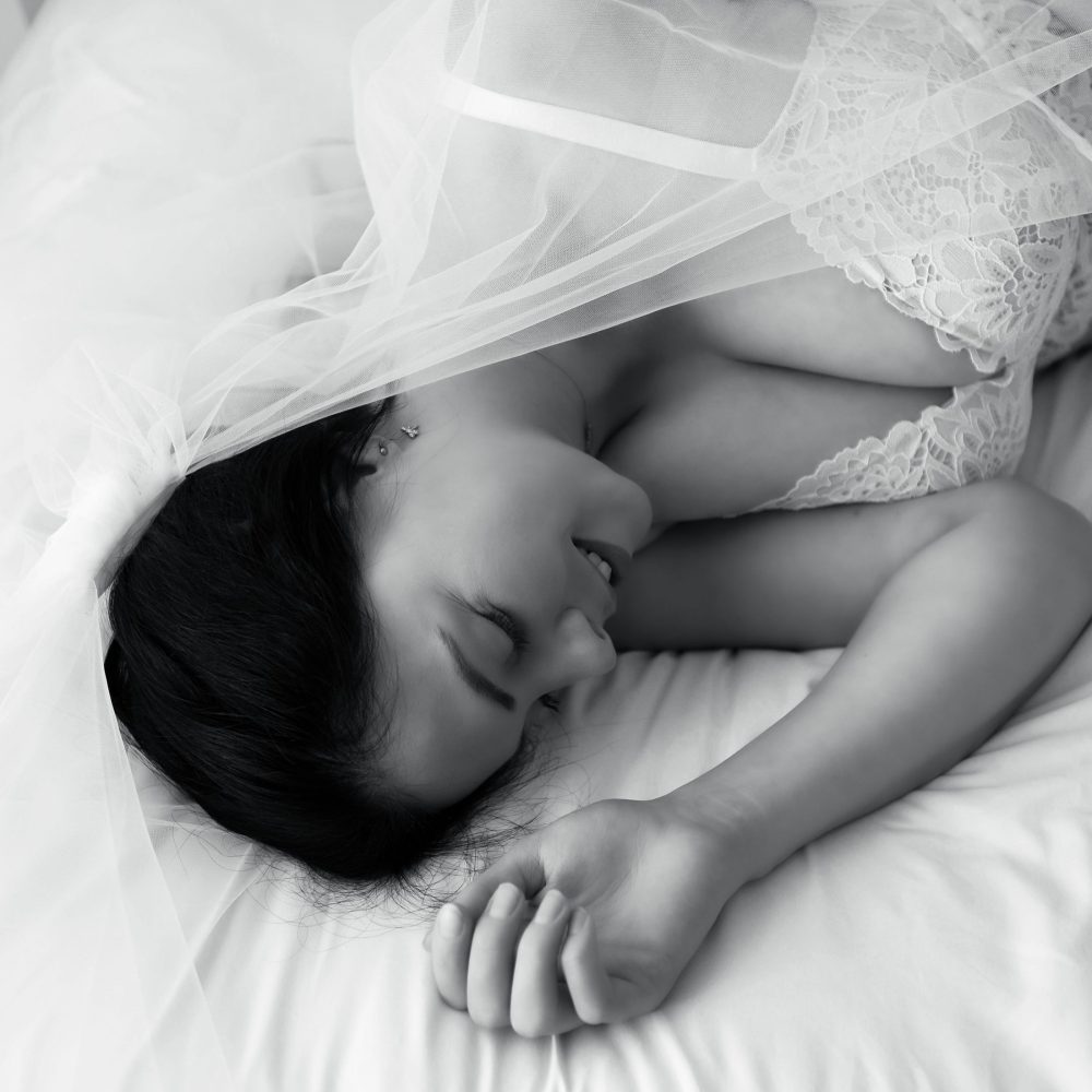bruids boudoir fotografie in Brabant met witte sluier