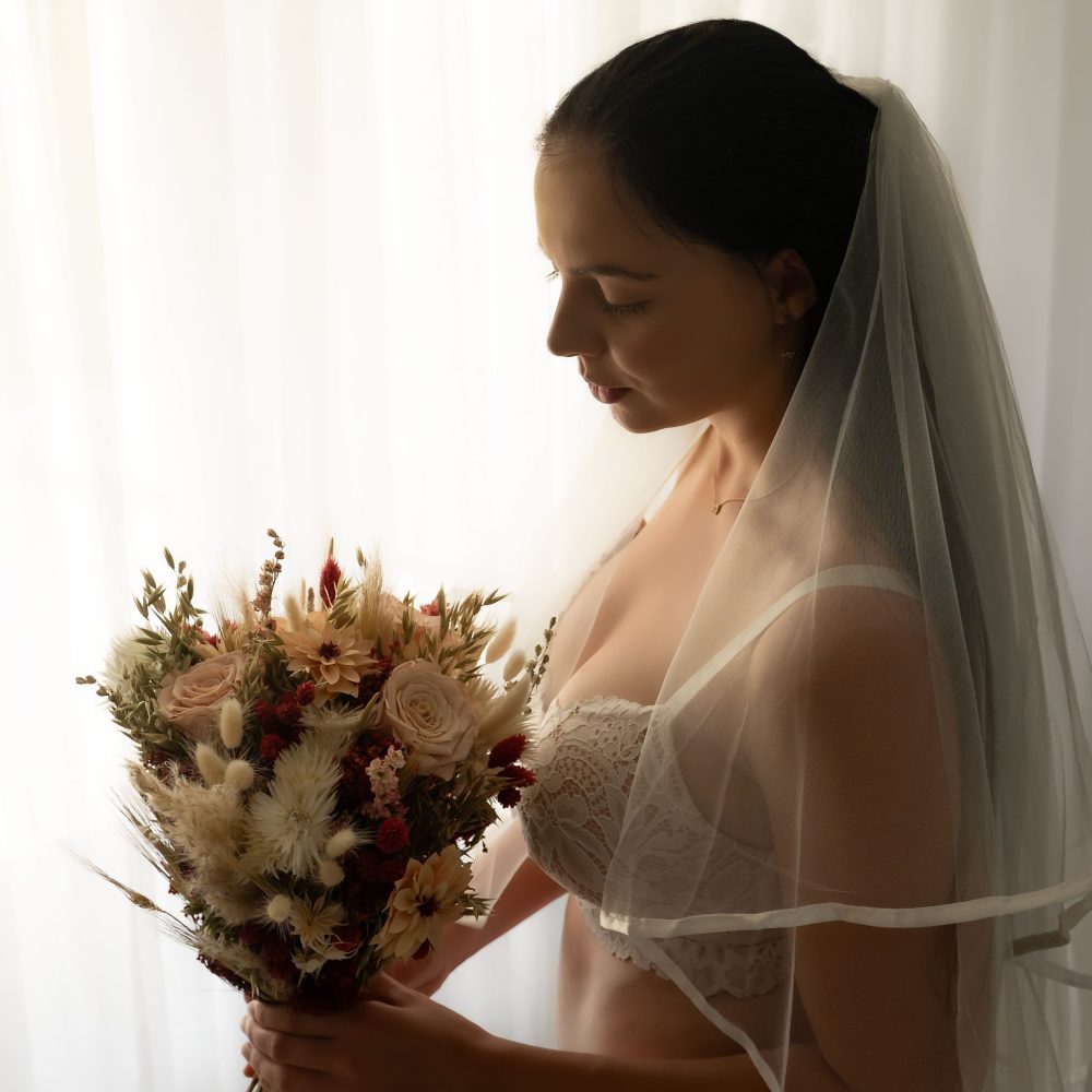 bruidsboudoir in Brabant met trouwboeket